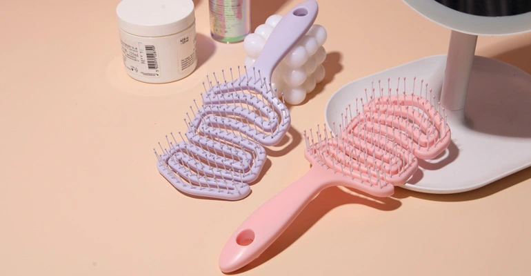 Why Detangling Brushes Are Superior to Regular Brushes‌