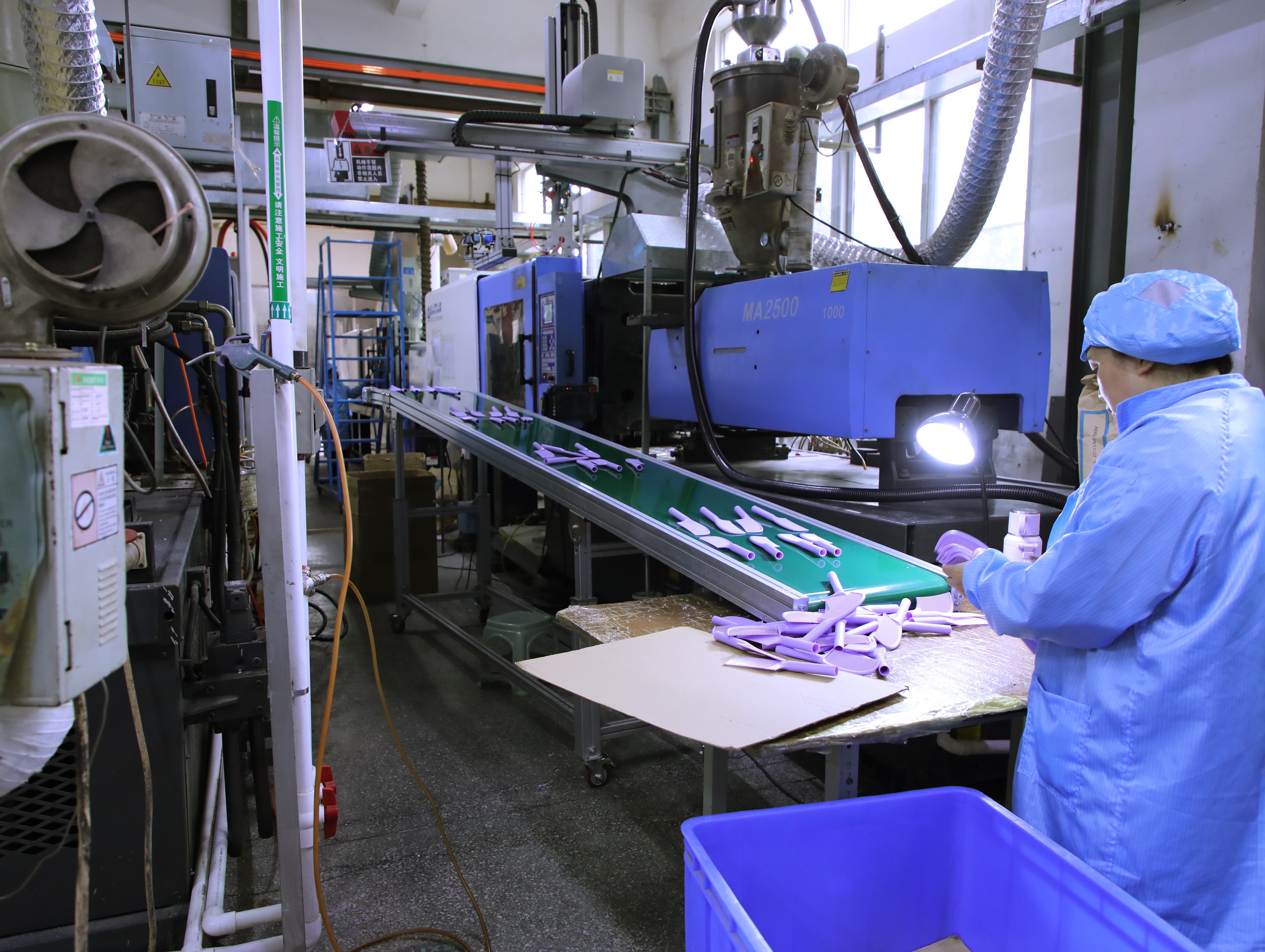 Manufacturing process of saw-cut bakelite combs